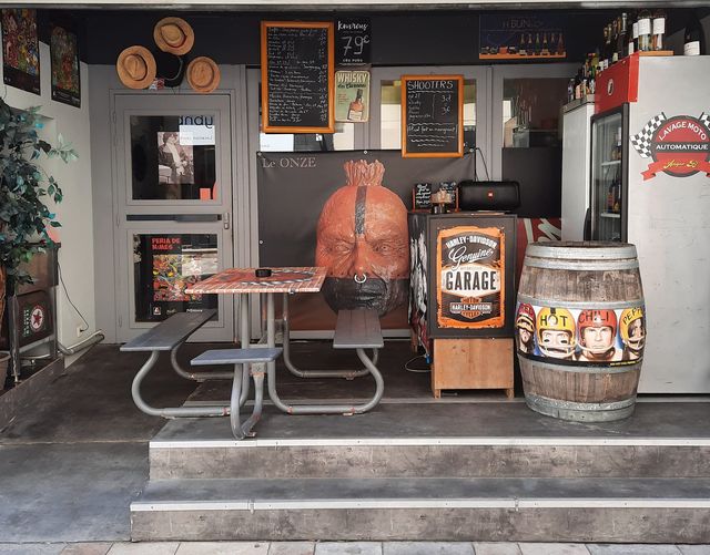 La feria est terminée jusqu'à septembre. La terrasse sur la rue est réinstallé... 9 351002221 811651813897660 2696566976179302947 n
